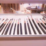 Vitrine mit verschiedenen Kupferkabeltypen – Vergleich zu platzsparender MTP-Glasfaserverkabelung in modernen Netzwerken