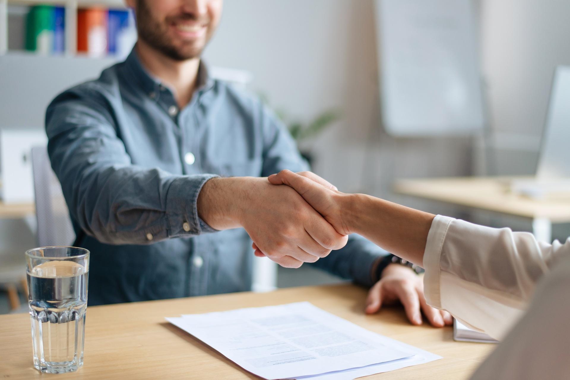 Handschlag beim Rückkehrgespräch im Jobkontext | BEM