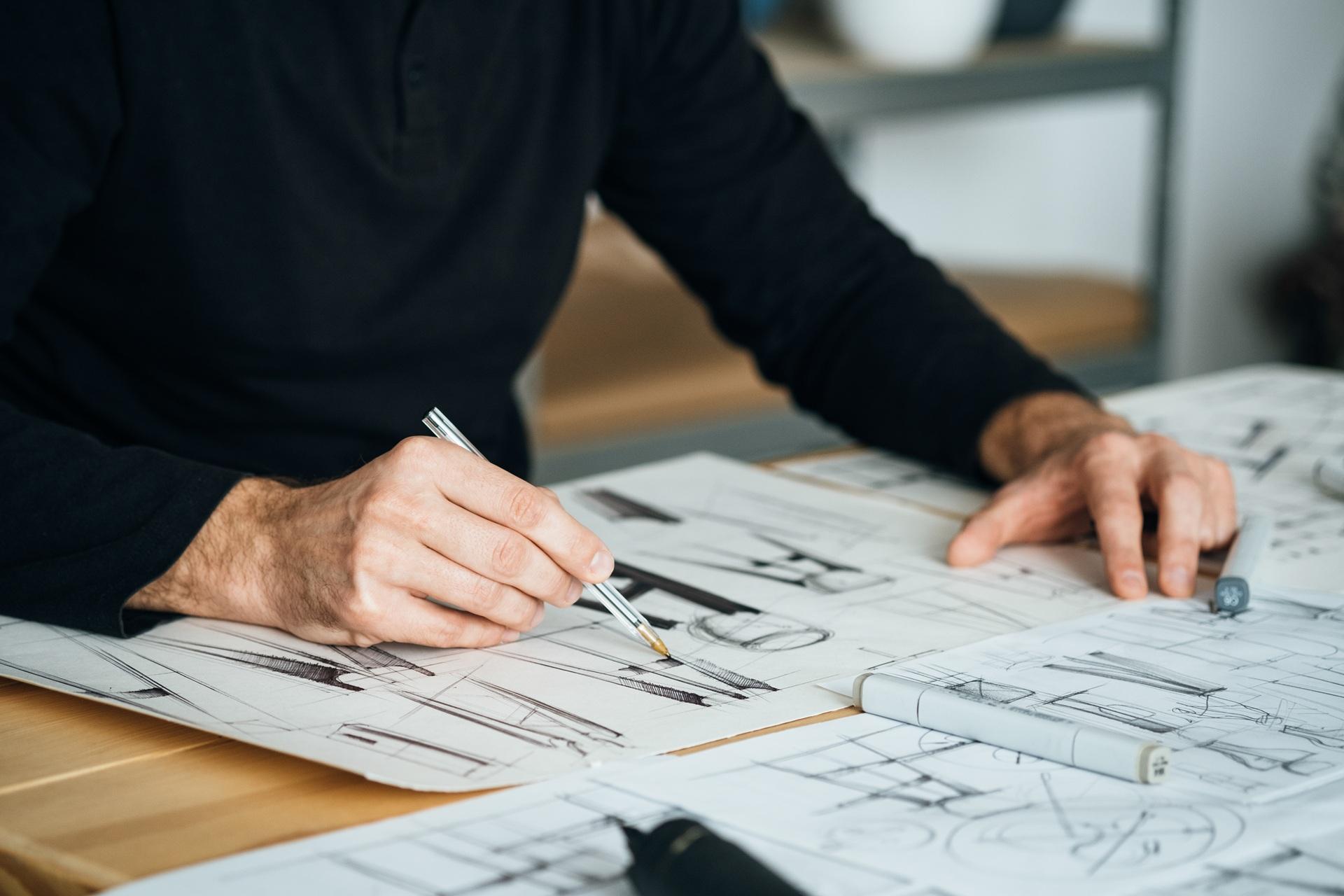 Innenarchitekt zeichnet Konzept fuer Raumgestaltung | Sonnenschutz Markisen