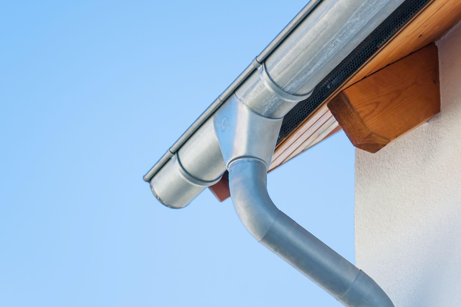 Regenrinne mit Fallrohr am Hausdach – Grundlage für den Einbau eines effizienten Fallrohr Filters