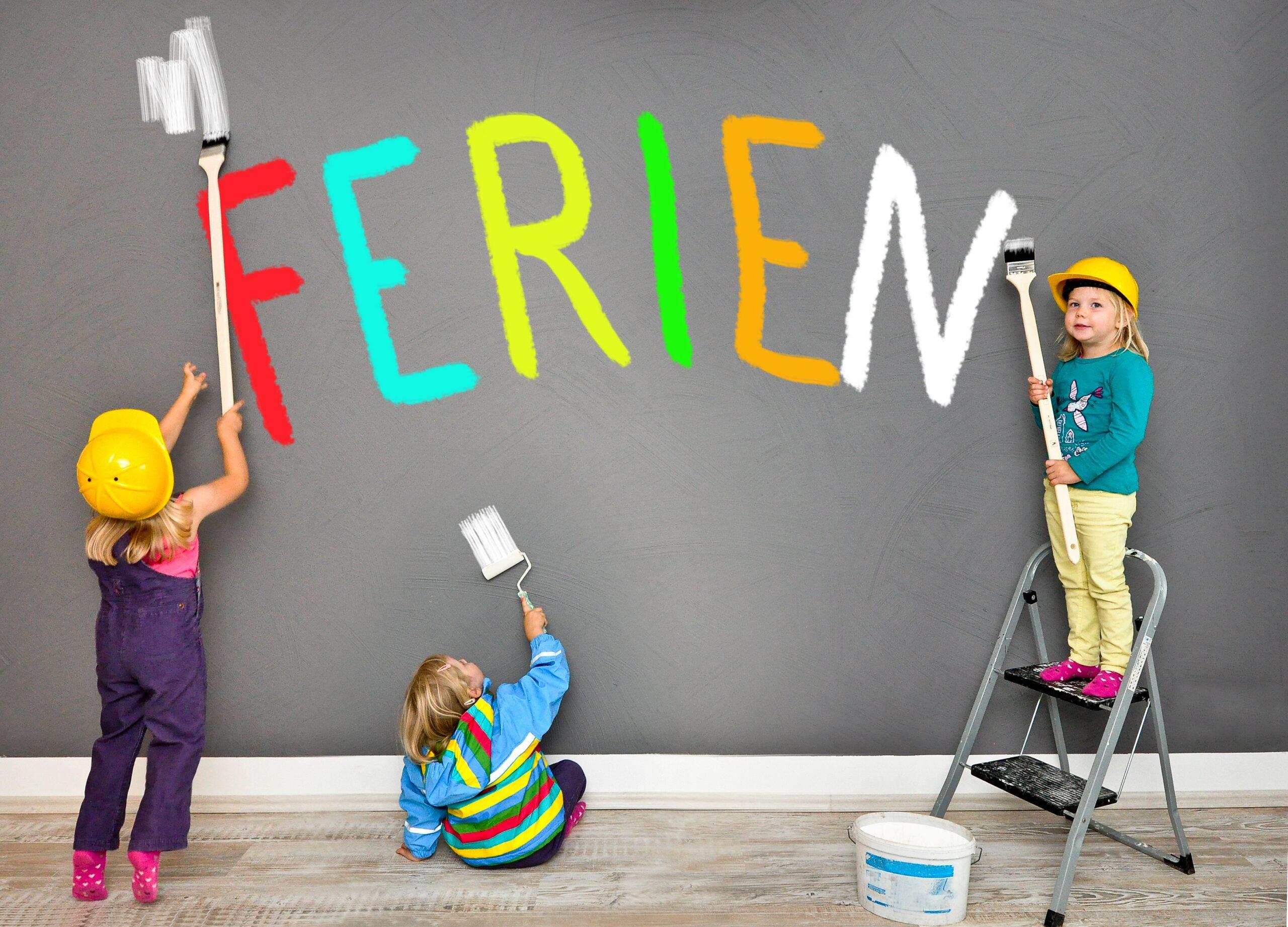 Ferienbetreuung Unternehmen: Kinder malen das Wort Ferien bunt an eine Wand