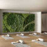 Kuenstliche Pflanzenwand in modernem Yoga-Studio mit Naturdesign und Holzboden